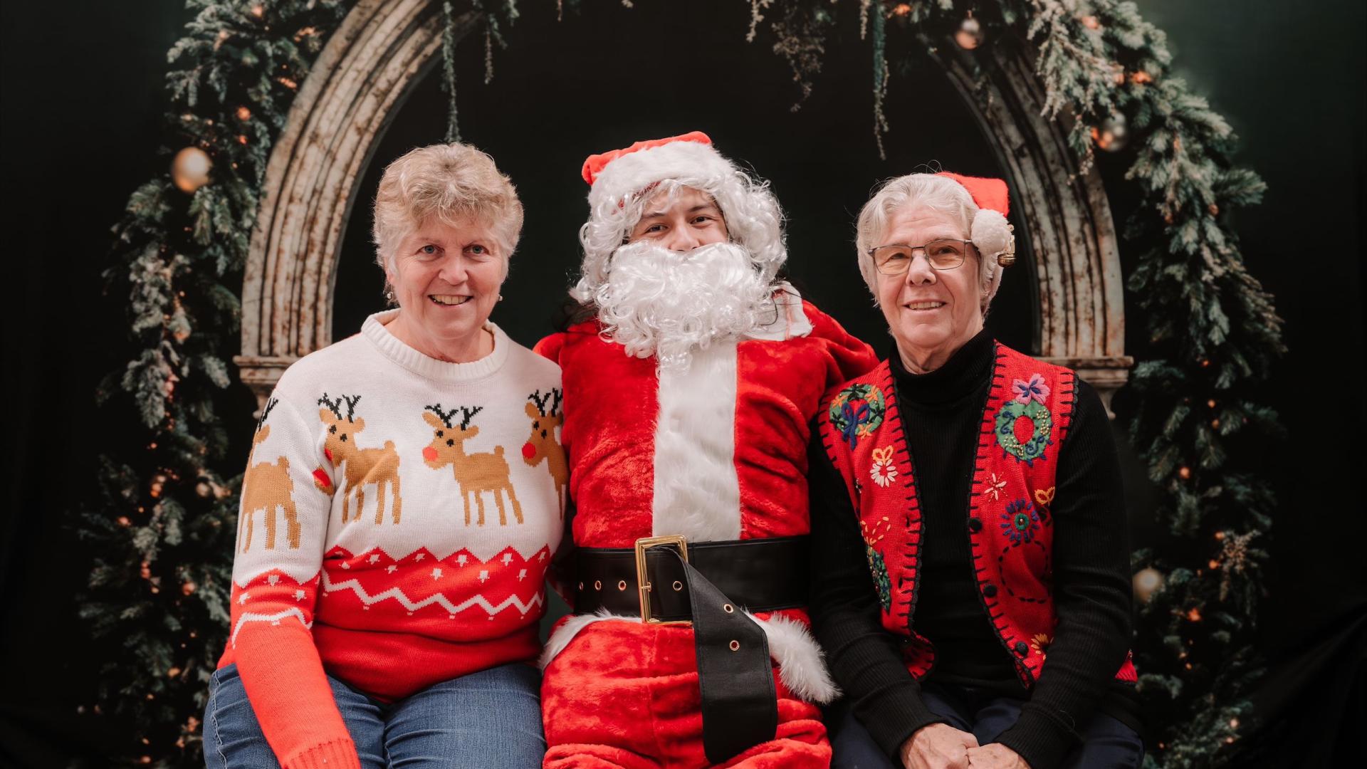 Mayor Denise O'Connor, Santa, and Councillor Nonie McCann