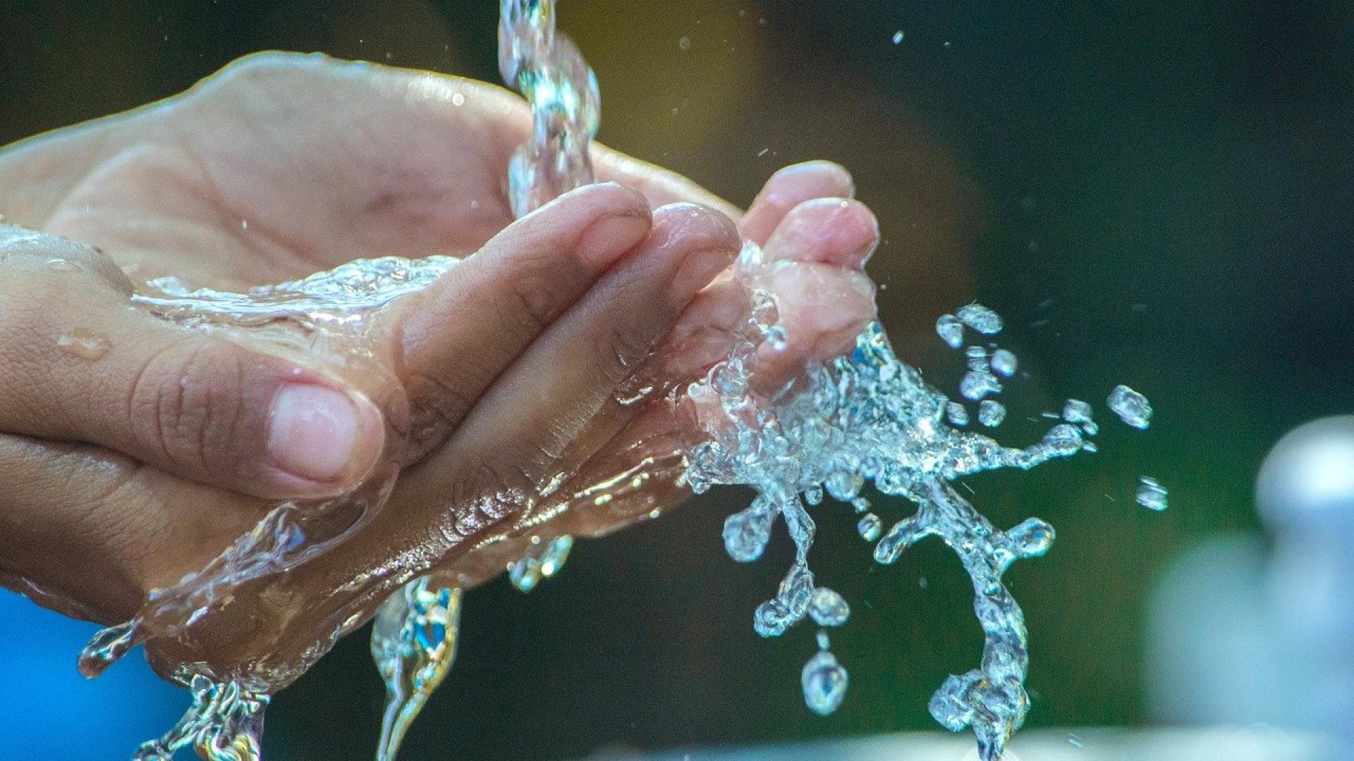 Hand washing with water splashing